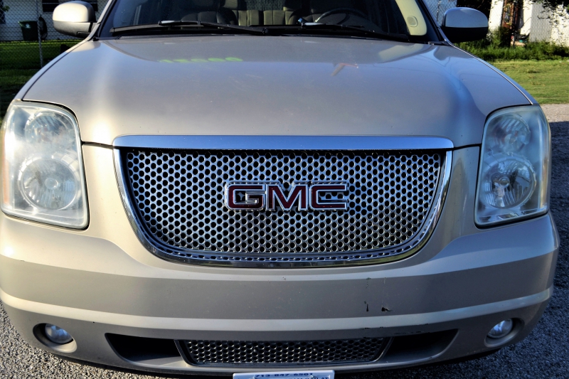 moto-ROURE-min_gmc-yukon-truck-grill-2828425